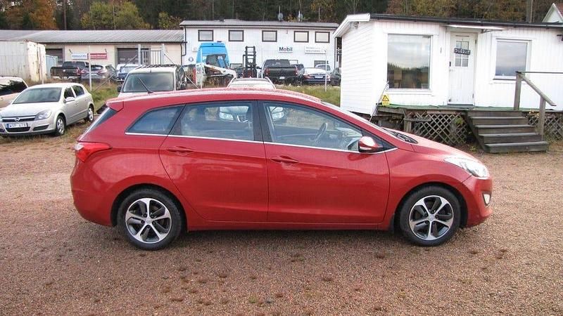 Begagnad Hyundai i30 Comfort 110 HK (80 kW) 2015 Röd Kombi