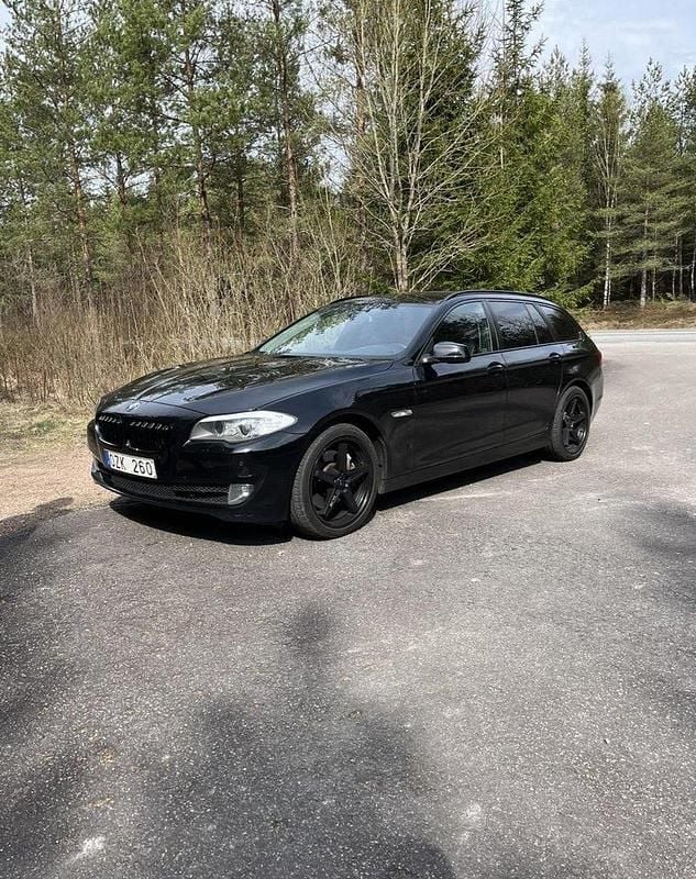 Svart Begagnad 2013 BMW 525 M Sport Kombi | 115 000 kr (Marknadspris) - Bild 1/2