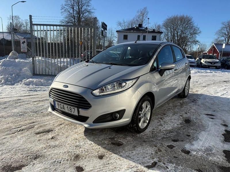 Begagnad Ford Fiesta Titanium 80 HK (58 kW) 2016 Silver metallic Halvkombi