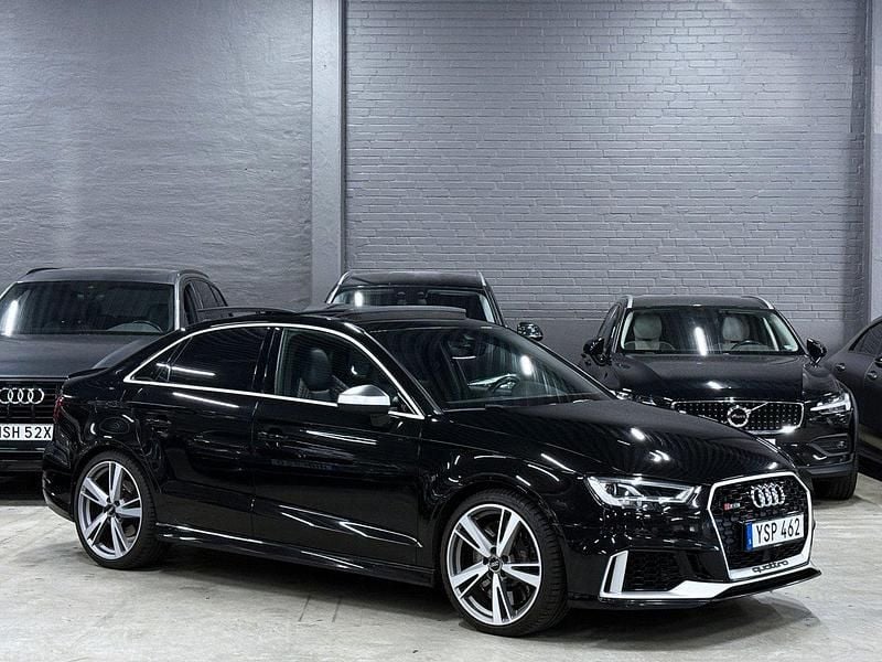 Svart Begagnad 2018 Audi RS3 Halvkombi | 439 900 kr (Marknadspris) - Bild 1/4