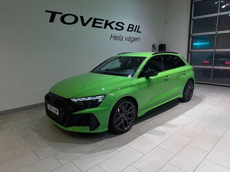 Grön Ny 2025 Audi RS3 Sport Halvkombi | 689 000 kr (Dyr) - Bild 1/4