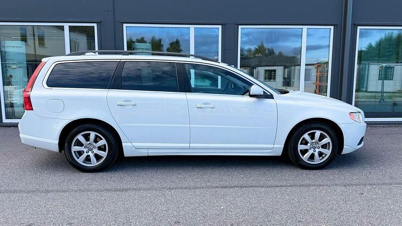Vit Begagnad 2013 Volvo V70 Momentum Kombi | 139 900 kr (Dyr) - Bild 1/4