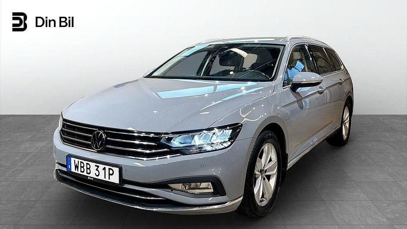 Grå Begagnad 2023 VW Passat Elegance Kombi | 384 900 kr (Marknadspris) - Bild 1/4