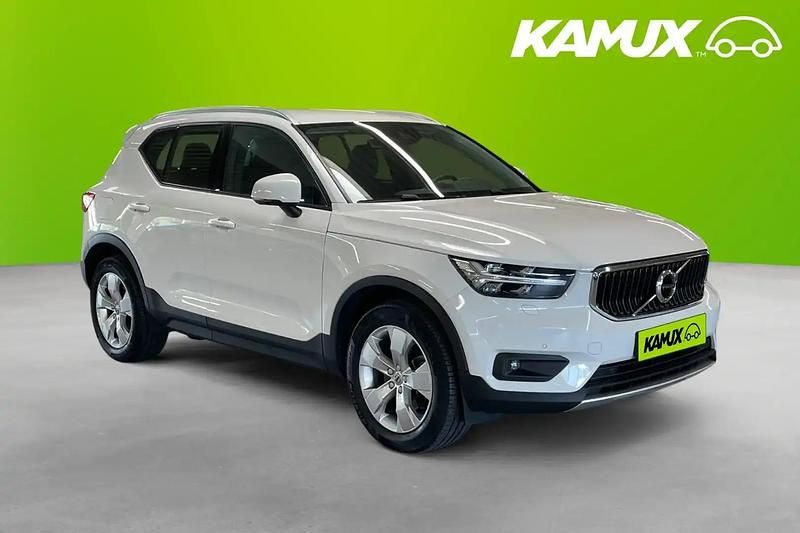 Vit Begagnad 2022 Volvo XC40 Momentum SUV | 369 700 kr (Lite dyr) - Bild 1/4