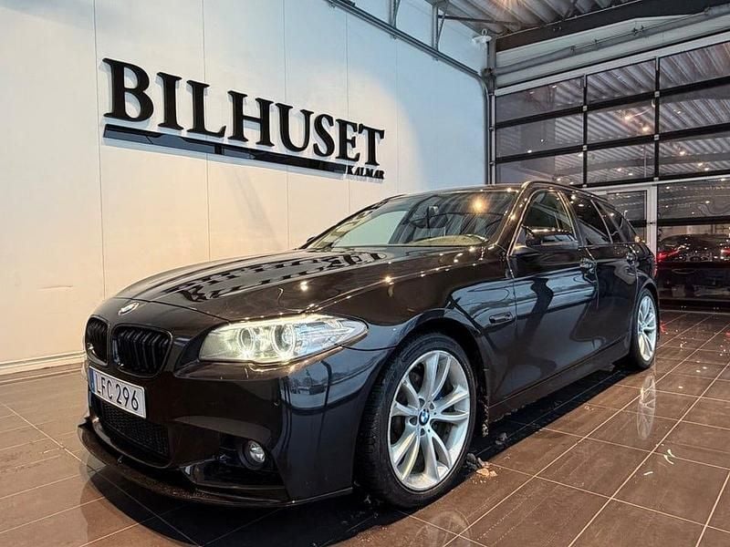 Svart Begagnad 2016 BMW 520 M Sport Kombi | 189 900 kr (Bra pris) - Bild 1/4