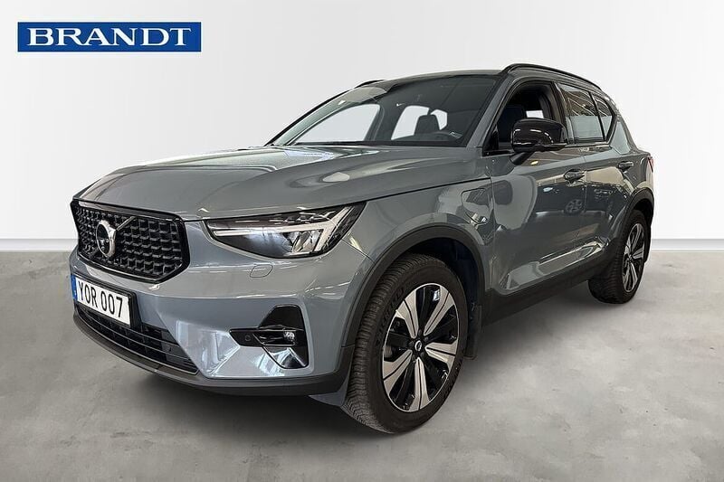 Grå Begagnad 2023 Volvo XC40 Plus SUV | 384 900 kr (Marknadspris) - Bild 1/4