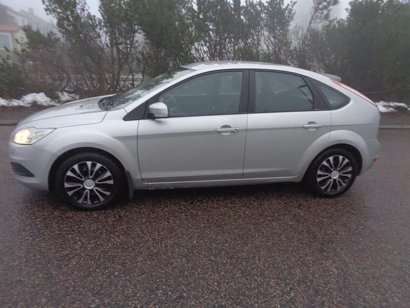 Grå Begagnad 2008 Ford Focus Trend Halvkombi | 26 000 kr (Marknadspris) - Bild 1/4