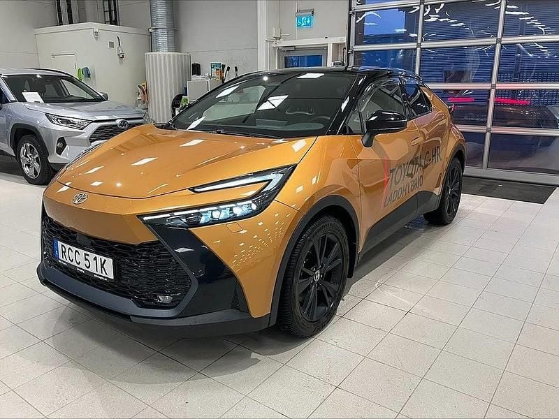 Gul Begagnad 2025 Toyota C-HR Executive SUV | 459 900 kr (Marknadspris) - Bild 1/3