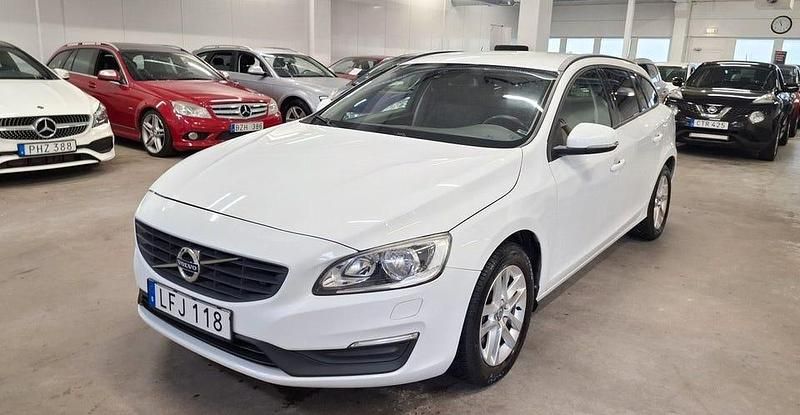 Vit Begagnad 2016 Volvo V60 Kinetic Kombi | 145 000 kr (Bra pris) - Bild 1/4