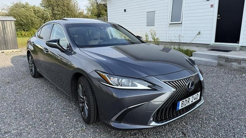Grå Begagnad 2020 Lexus ES300H Sedan | 339 900 kr (Marknadspris) - Bild 1/4