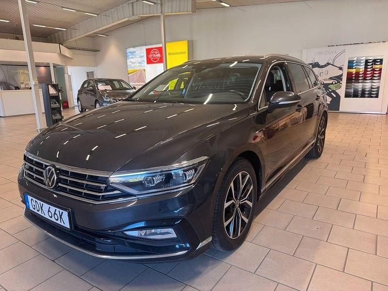 Mörkgrå Begagnad 2022 VW Passat GT Kombi | 279 900 kr (Marknadspris) - Bild 1/4