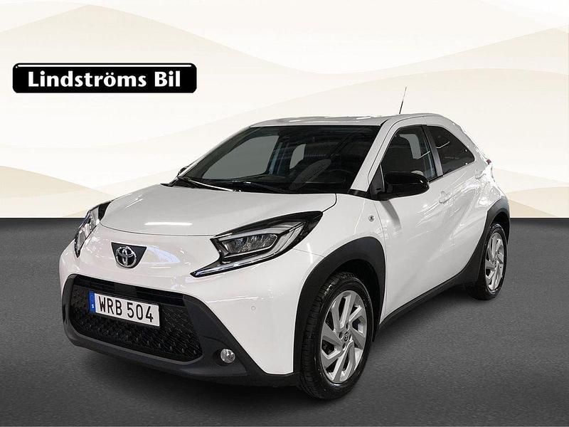 Vit Begagnad 2022 Toyota Aygo Comfort Halvkombi | 154 900 kr (Marknadspris) - Bild 1/3