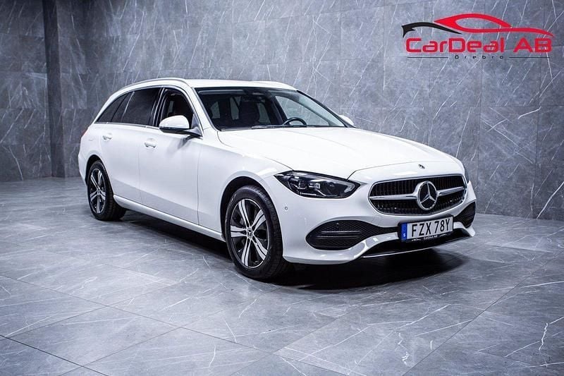Vit Begagnad 2022 Mercedes C300e Avantgarde Kombi | 318 800 kr (Bra pris) - Bild 1/4