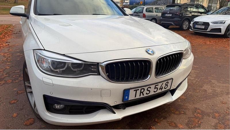 Vit Begagnad 2014 BMW 320 Gran Turismo Sport Line Halvkombi | 125 000 kr (Bra pris) - Bild 1/4