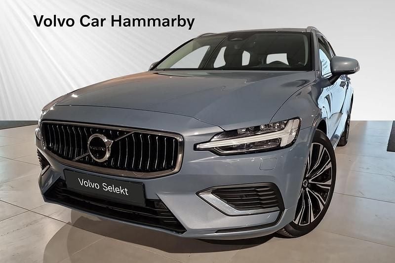 Grå Begagnad 2022 Volvo V60 Core Kombi | 348 900 kr (Marknadspris) - Bild 1/3