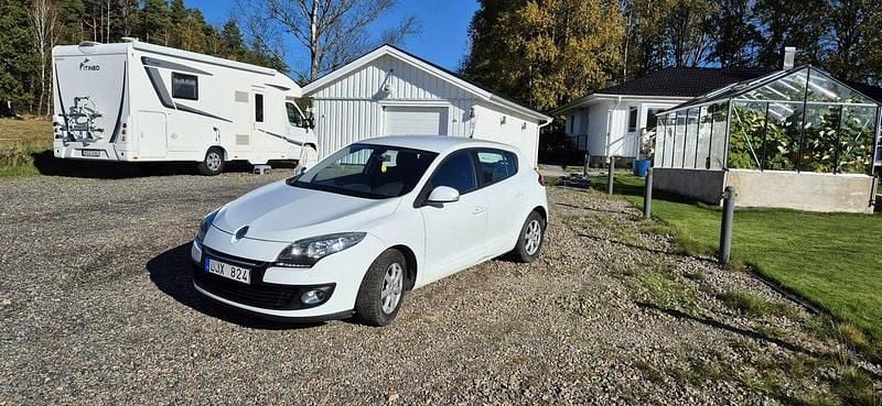 Vit Begagnad 2013 Renault Mégane III Halvkombi | 40 000 kr (Marknadspris) - Bild 1/4