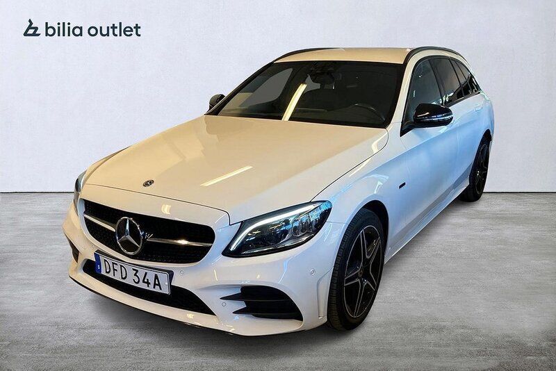 Vit Begagnad 2021 Mercedes C300e AMG Kombi | 389 000 kr (Marknadspris) - Bild 1/4