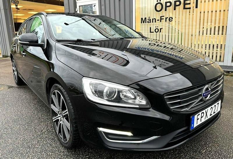 Begagnad Volvo V60 Momentum 190 HK (139 kW) 2018 Svart Kombi