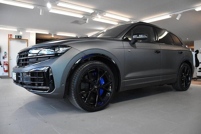Grå Ny 2025 VW Touareg R SUV | 1 213 800 kr - Bild 1/3
