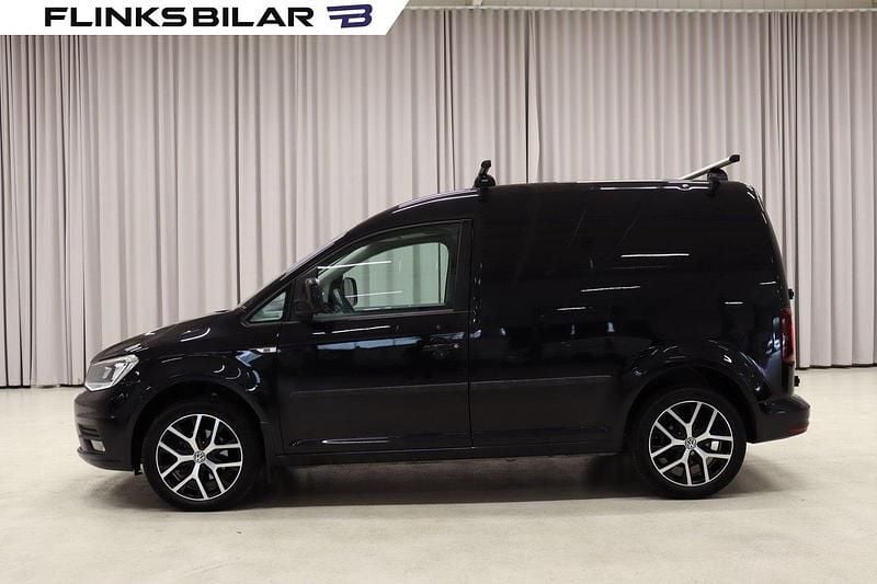 Svart (deep black pärleffekt) Begagnad 2019 VW Caddy Minibuss | 159 700 kr (Marknadspris) - Bild 1/4