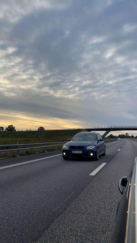 Blå Begagnad 2006 BMW 325 Comfort Edition Sedan | 70 000 kr (Lite dyr) - Bild 1/4