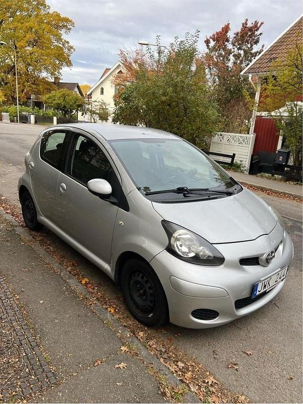Silver Begagnad 2010 Toyota Aygo Halvkombi | 36 000 kr (Marknadspris) - Bild 1/4