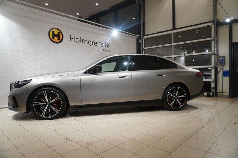 Begagnad BMW i5 M Sport 442 kW (601 HK) 2023 Grå/silver Sedan