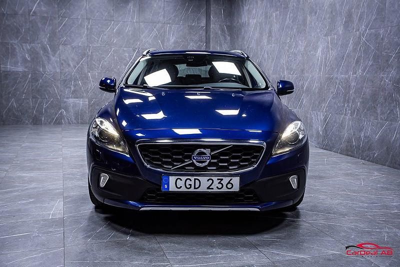 Begagnad Volvo V40 Ocean Race 114 HK (83 kW) 2015 Blå Halvkombi