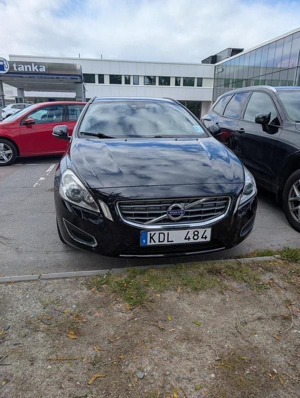 Svart Begagnad 2012 Volvo V60 Momentum Kombi | 95 000 kr (Bra pris) - Bild 1/4