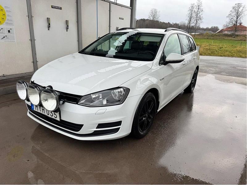 Vit Begagnad 2016 VW Golf VII Kombi | 74 900 kr (Superpris) - Bild 1/4