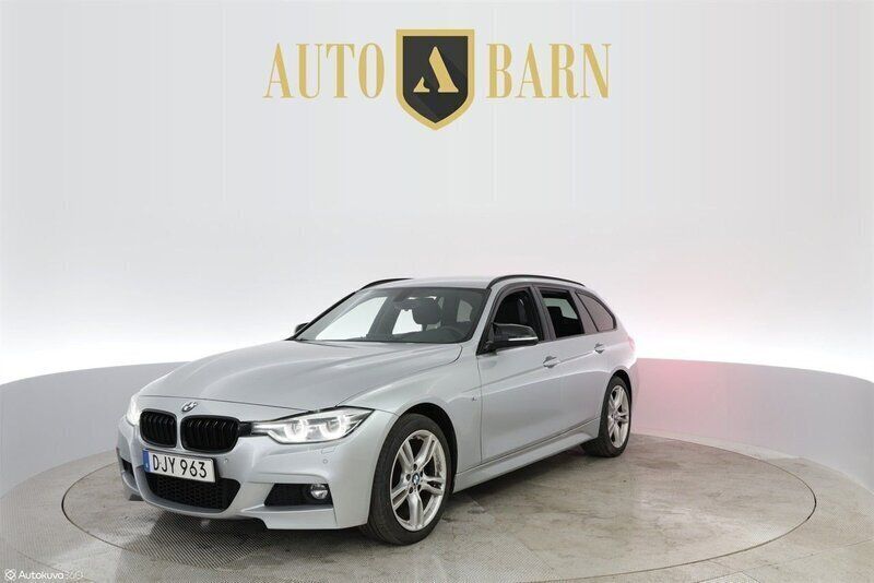 Silver Begagnad 2018 BMW 320 M Sport Kombi | 199 700 kr (Marknadspris) - Bild 1/4