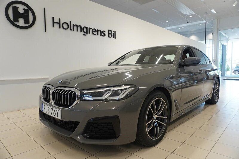 Grå Begagnad 2021 BMW 530 M Sport Sedan | 479 900 kr (Dyr) - Bild 1/4