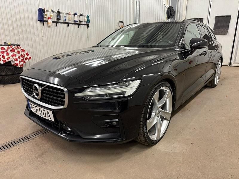 Svart Begagnad 2019 Volvo V60 R-Design Kombi | 199 500 kr (Dyr) - Bild 1/4
