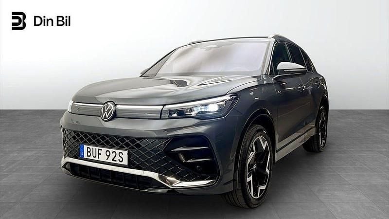 Mörkgrå Begagnad 2025 VW Tiguan R-line SUV | 424 500 kr (Superpris) - Bild 1/4