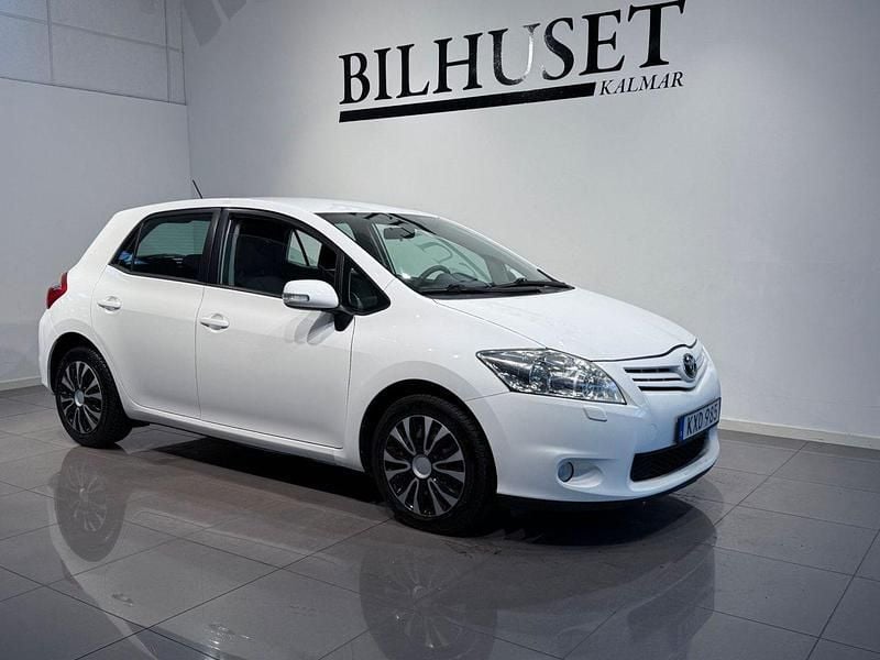 Vit Begagnad 2010 Toyota Auris Plus Halvkombi | 59 900 kr (Marknadspris) - Bild 1/4