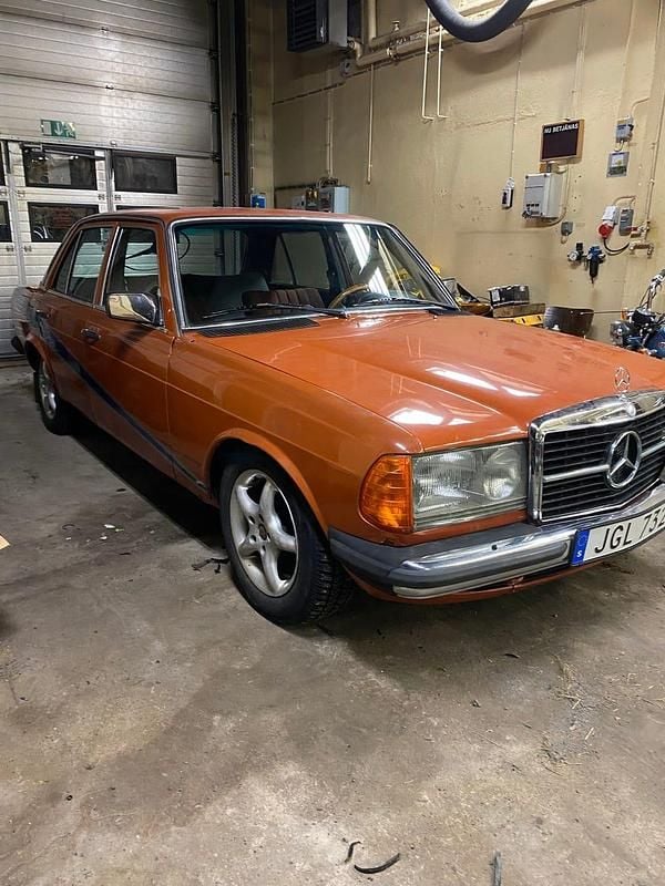 Begagnad Mercedes 240 1977