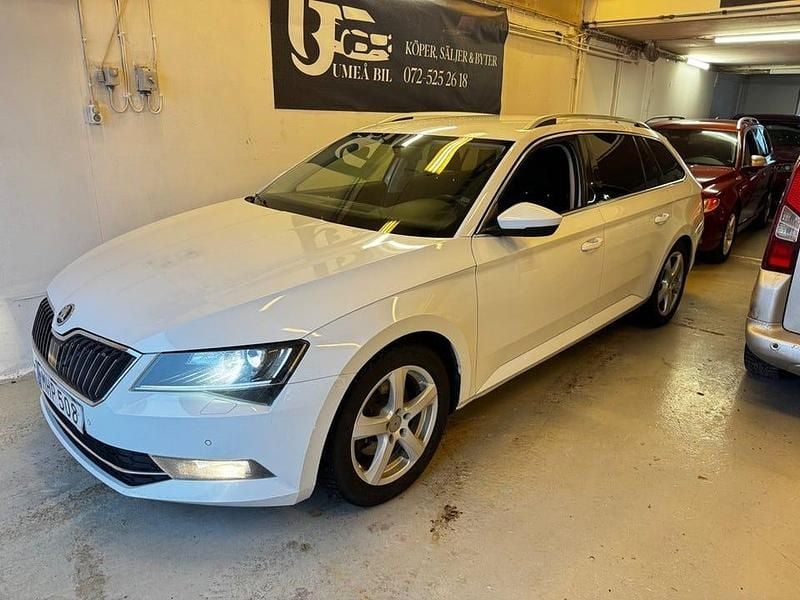Vit Begagnad 2016 Skoda Superb Style Kombi | 94 900 kr (Marknadspris) - Bild 1/4