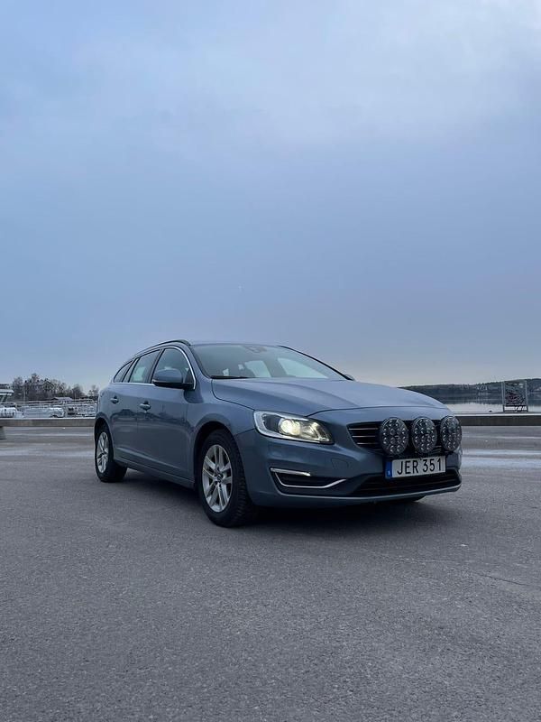 Begagnad 2017 Volvo V60 Kombi | 152 000 kr (Marknadspris) - Bild 1/4
