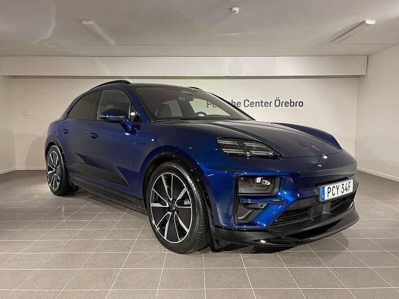 Mörkblå (gentian blue metallic) Ny 2024 Porsche Macan Turbo SUV | 1 601 600 kr - Bild 1/4