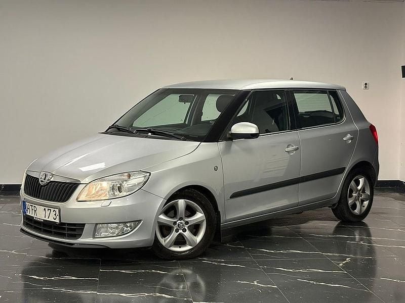 Silver Begagnad 2013 Skoda Fabia Elegance Halvkombi | 29 900 kr (Bra pris) - Bild 1/4
