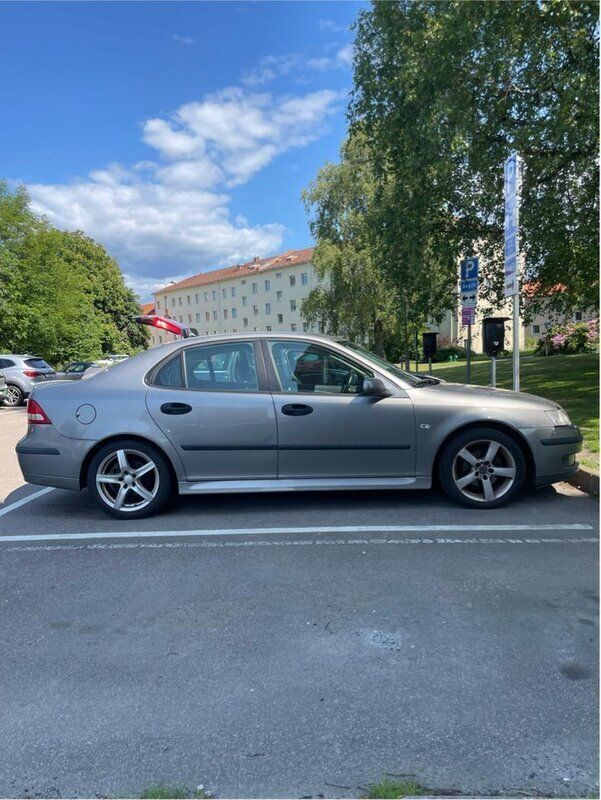 Silver Begagnad 2005 Saab 9-3 Vector Sedan | 20 000 kr (Superpris) - Bild 1/4