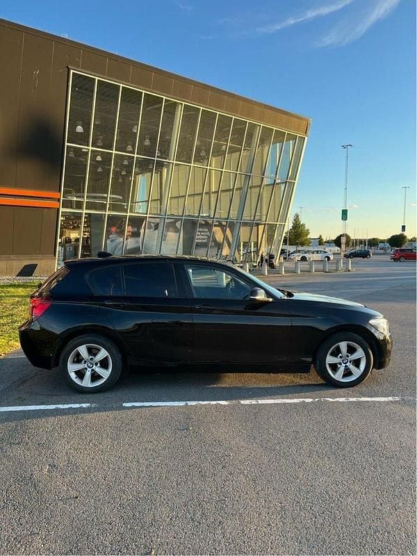 Svart Begagnad 2014 BMW 116 Halvkombi | 95 000 kr (Marknadspris) - Bild 1/4
