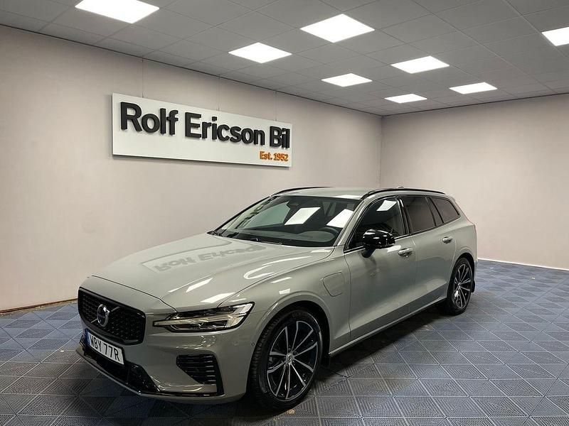 Grå Begagnad 2025 Volvo V60 Plus Kombi | 499 500 kr (Marknadspris) - Bild 1/4
