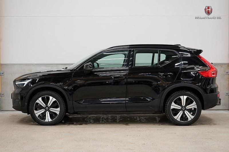 Svart Begagnad 2023 Volvo XC40 Core SUV | 334 900 kr (Superpris) - Bild 1/4