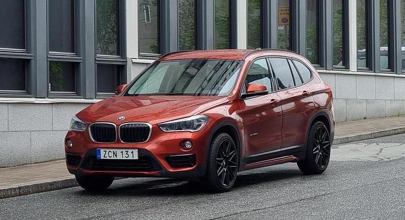 Orange Begagnad 2018 BMW X1 Sport Line SUV | 235 000 kr (Bra pris) - Bild 1/4