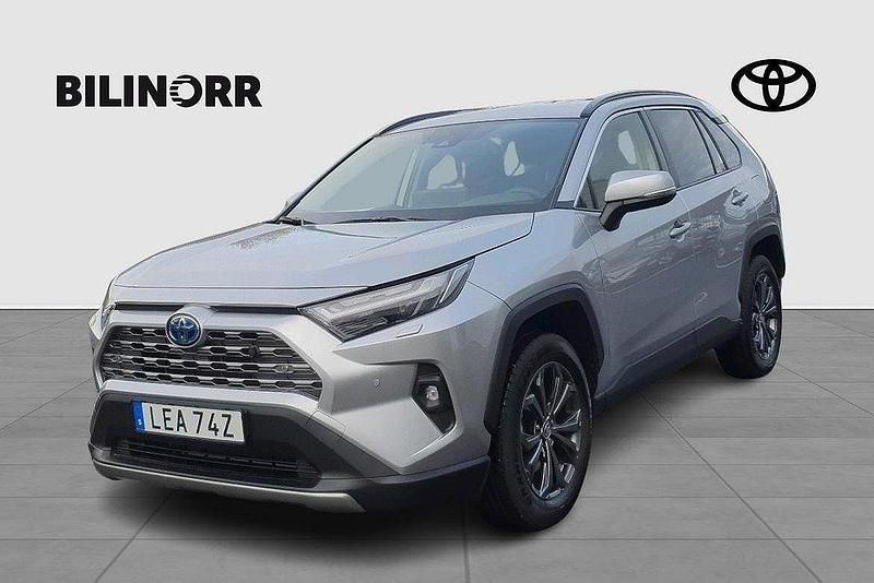 Silver Begagnad 2025 Toyota RAV4 Hybrid Executive SUV | 489 900 kr (Marknadspris) - Bild 1/4