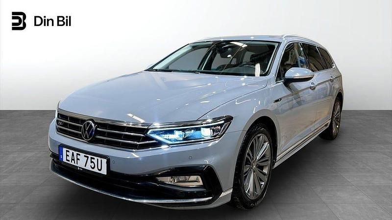 Grå Begagnad 2022 VW Passat Executive Kombi | 269 900 kr (Marknadspris) - Bild 1/4