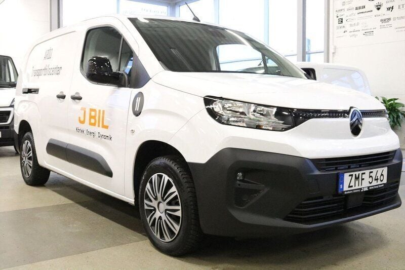 Vit (vit kaolin) Begagnad 2024 Citroën Berlingo Minibuss | 306 125 kr (Marknadspris) - Bild 1/4