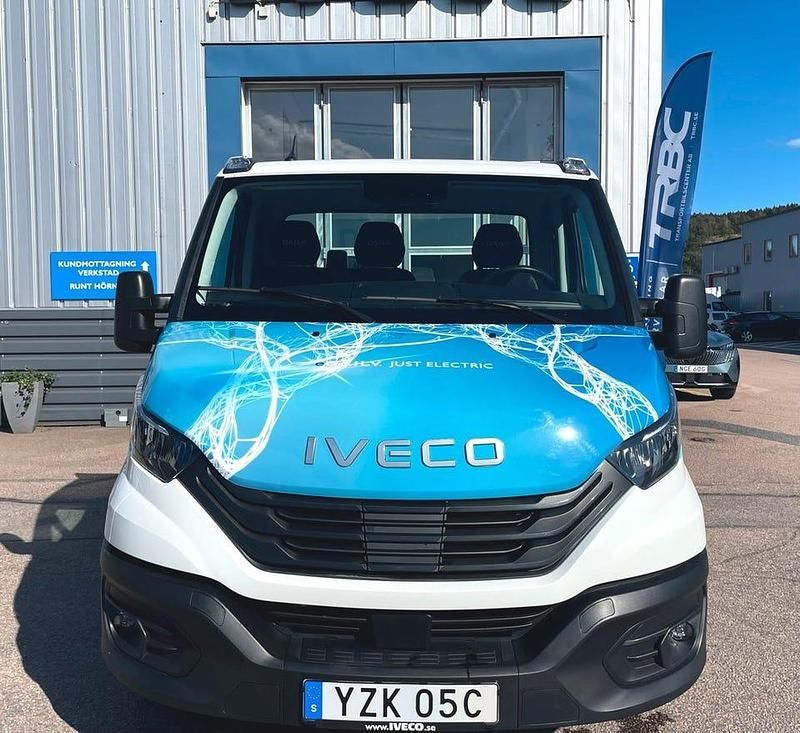 Vit Begagnad 2024 Iveco Daily Pickup | 868 750 kr - Bild 1/4
