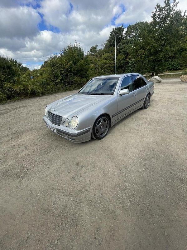 Grå Begagnad 2001 Mercedes E240 Elegance Sedan | 55 000 kr - Bild 1/4